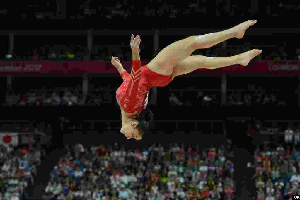 U.S. gymnast Alexandra Raisman performs on the beam during the women's team final of the gymnastics event at the London Olympics. (AFP/Emmanuel Dunand)