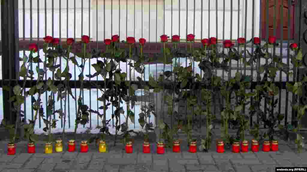 Bjelorusija - Cvijeće i svijeće ispred venecuelanskog veleposlanstva u Minsku, 06. mart 2013. 