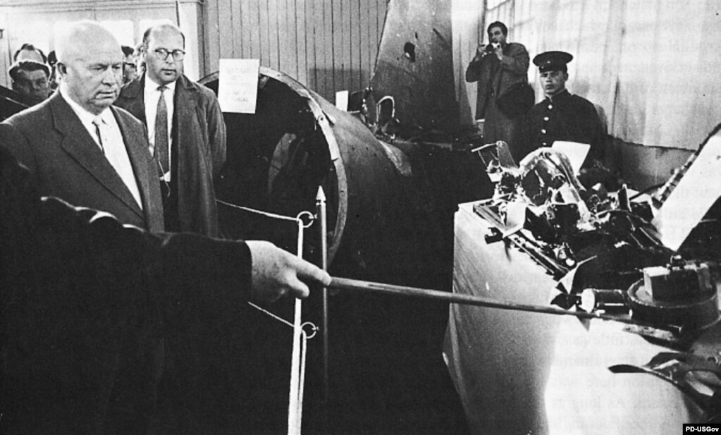 Hruščov gleda olupinu špijunskog aviona U-2. Hruščov gleda olupinu špijunskog aviona U-2.