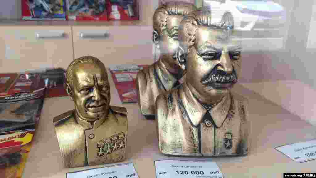 Эти бюсты Сталина тоже из Белоруссии: они продаются в качестве сувениров в мемориальном комплексе &quot;Линия Сталина&quot; под Минском.