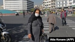 Iranieni purtând măști drept măsură de protecție împotriva smogului 