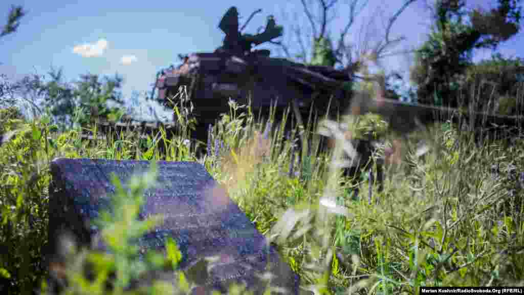 На місці загибелі військових встановили меморіальну плиту екіпажеві 17-ї танкової бригади