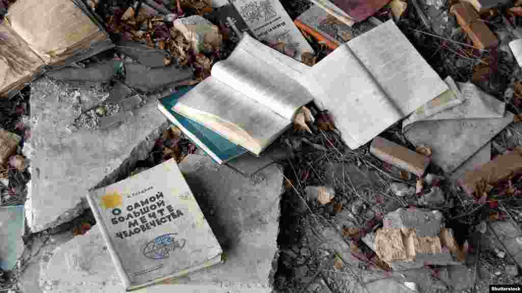 Апат аймағындағы ғимараттардың бірінде қалған кітаптар. Украина. Мұрағаттағы сурет.