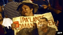Венесуэла -- Уга Чавестин бир тарапкери анын каза болгонун уккан соң сүрөтүн көтөрүп, ыйлап турат. Каракас, 5-март, 2013.