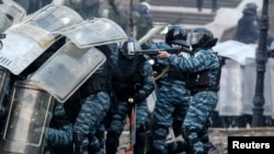 Вооруженные милиционеры во время столкновения с антиправительственными демонстрантами. Киев, 20 января 2014 года.