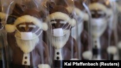 Германияда шоколаддан қуйилган ниқобли Санта Клаус ҳайкалчалари, Франкфурт, 2020 йил 23 ноябри.