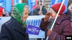 Сторонники Коммунистической партии проводят акцию против евроинтеграции Молдовы у здания представительства ЕС в Кишиневе. 28 ноября 2013 года.