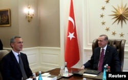 Түркия президенті сарайында Режеп Тайып Ердоған (оң жақта) НАТО бас хатшысы Йенс Столтенбергті қабылдап отыр. Анкара, 9 қазан 2014 жыл.