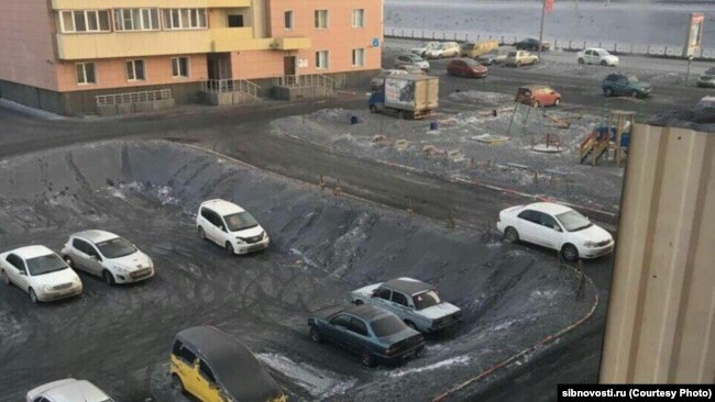 Снег выпавший в одном из микрорайонов Новосибирска