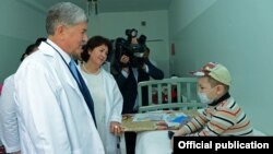 Президент КР Алмазбек Атамбаев во время посещения НЦО, 1 июня 2016 года.