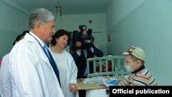 Президент Алмазбек Атамбаев Онкология борборунда. 1-июнь, 2016-жыл 