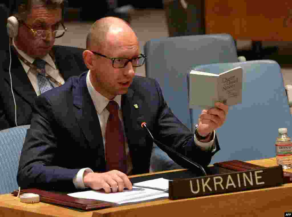 Украина премьер-министрі Арсений Яценюк 13 наурызда БҰҰ Қауіпсіздік кеңесінің төтенше жиынында сөз сөйлеп, өз елі "еш себепсіз және негізсіз" әскери басқыншылыққа ұшырағанын, бірақ дағдарысты бейбіт жолмен шешуге мүмкіндік барын мәлімдеп, Ресейді келіссөз өткізуге шақырды. Одан бір күн бұрын Яценюкпен Ақ үйде кездескен АҚШ президенті Барак Обама Украинаның территориялық тұтастығын сақтауда Вашингтонның осы ел жағында болатынын мәлімдеген. Обаманың айтуынша, Ресей президенті Владимир Путин Украина дағдарысына қатысты ұстанымын өзгертпесе, Батыс елдері шаралар қолдануға мәжбүр болады.