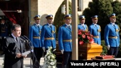 Премьер-министр Сербии Ивица Дачич (слева) говорит речь на похоронах Йованки Броз. Белград, 26 октября 2013 года.