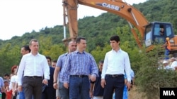Премиерот Никола Груевски и министерот за транспорт Миле Јанакиевски присуствуваа на почетокот на градба на регионален пат за населбата Сончев Град