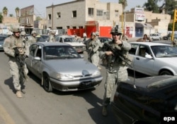 Американские солдаты на контрольно-пропускном пункте в районе Карада в Багдаде, вторник, 24 октября 2006 года