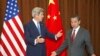 جان کری، وزیر امور خارجه آمریکا (چپ) در دیدار با همتای چینی خود «وانگ یی» در پکن. ۱۳ آوریل ۲۰۱۳.
