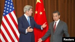 Kineski i američki šefovi diplomatije Wang Yi i John Kerry u Pekingu 13. aprila 2013.