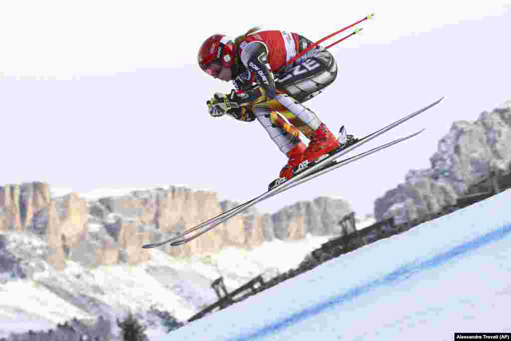 The Czech Republic&#39;s Ester Ledecka speeds down the course during training for the women&#39;s World Cup downhill in Val Gardena, Italy. (AP/Alessandro Trovati)