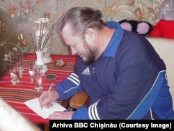 Ilie Ilaşcu, în apartamentul familiei sale din Chișinău, după ce a fost predat de autoritățile transnistrene serviciilor speciale moldovene și românești, pe 5 mai 2001 (din arhiva lui Alexandru Canțîr, șeful biroului BBC la Chișinău, actualmente jurnalist al Europei Libere)