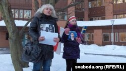 Ольга Класковська з дочкою під час протесту проти політичних репресій у Білорусі перед білоруським посольством у Стокгольмі, архівне фото 10 січня 2011 року