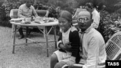 Tarixi foto: Stalin (arxa planda), Lavrenti Beriya və Stalinin qızı Svetlana (1935-ci il)