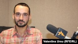 Artur Gurău în studioul Europei Libere la Chișinău