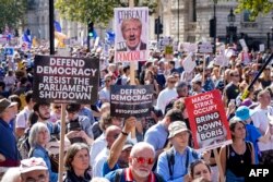 معترضان به تعطیلی موقت پارلمان بریتانیا پلاکاردهایی در مخالفت با این اقدام در دست دارند. دادگاه قرار است در این هفته به شکایت‌ها از تعلیق پارلمان رسیدگی کند.