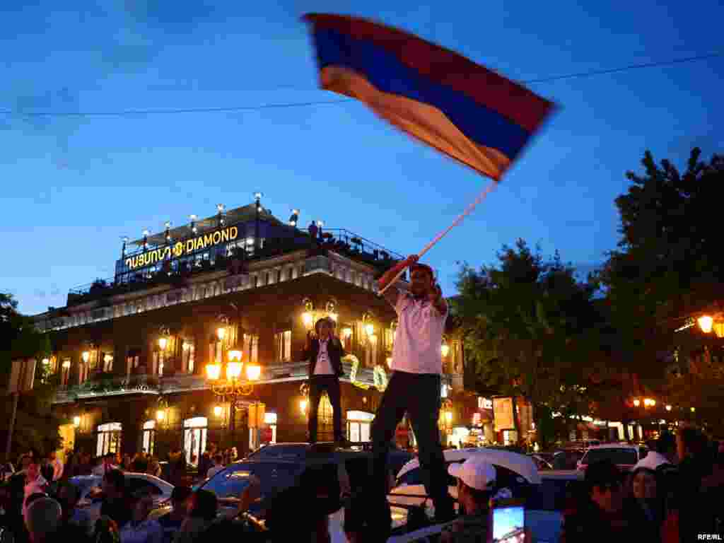 С наступлением сумерек в центре Еревана начались спонтанные уличные торжества.