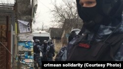 Российские силовики проводят массовые обыски в домах крымских татар. Крым, Симферопольский район, 27 марта 2019 года