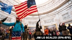Káosz és erőszak: képeken amint betörnek a tüntetők az amerikai Capitolium épületébe