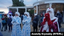 Новогодние персонажи в Алуште, архивное фото