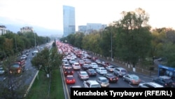 Автомобильное движение по проспекту аль-Фараби в Алматы. 25 сентября 2014 года.