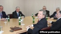 Ukraine - Foreign Ministers Elmar Mammadyarov (R) of Azerbaijan and Edward Nalbandian of Armenia and the OSCE Minsk Group co-chairs meet in Kiev, 4Dec2013.