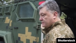 Украина президенті Петр Порошенко әскери жаттығу өтіп жатқан Житомир облысында. 27 мамыр 2016 жыл.