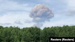 Дим від вибуху на заводі «Кристал» у Дзержинську