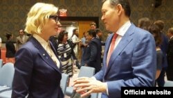 Қазақстанның БҰҰ-дағы елшісі Қайрат Омаров БҰҰ-ның Босқындар ісі жөніндегі агенттігінің ерікті елшісі, актриса Кейт Бланшетпен сөйлесіп тұр. Нью-Йорк, 28 тамыз 2018 жыл. Сурет Қазақстан Сыртқы істер министрлігінің ресми сайтынан алынды.
