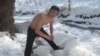 Ошский «морж» купается зимой