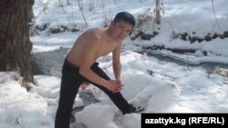 Кайрат Жапаров муздак сууга жуунууда. Ош, 2012-жылдын 6-февралы.