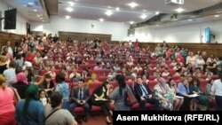 Еңбек және халықты әлеуметтік қорғау министрлігіне келген көп балалы аналар. Нұр-Сұлтан, 4 маусым 2019 жыл.