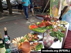 Стол грузінаў выкшталцона сэрвіраваны для гасьцей – чыноўнікаў і замежнікаў