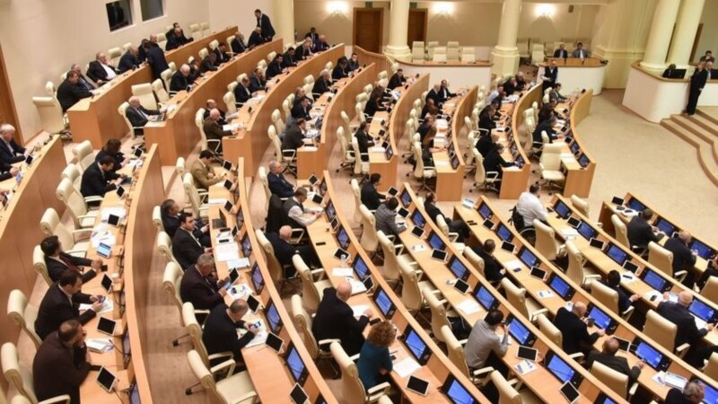 Пленарное заседание парламента Грузии началось словесной перепалкой 