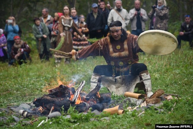 Оттың қасында билеп тұрған адам. "Пимчах", Камчатка.