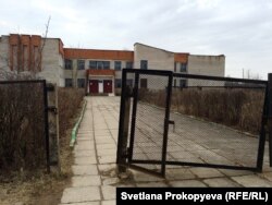 A school in the Pskov region.  Parents have complained that many lack electricity and water leaks from the ceilings.