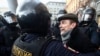 Лев Пономарев во время акции протеста у здания ФСБ на Лубянской площади