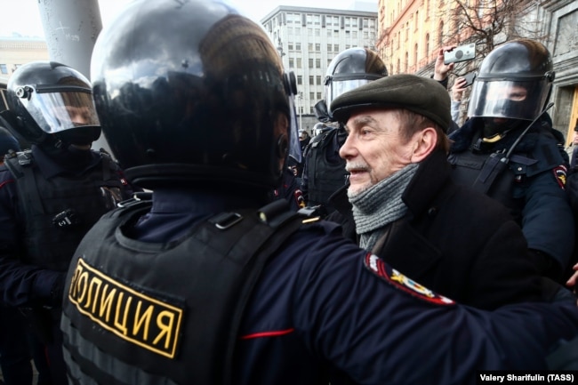 Лев Пономарев на акции протеста, март 2020 года