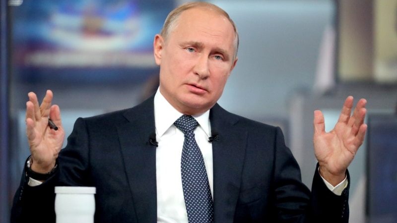 Putin ýyllyk sessiýasynda ýurduň ykdysadyýetine optimistik baha berip, günbatary tankytlady