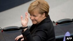 Бундестагтағы дауыс беру нәтижесі жарияланып, Германия канцлері болып қайта сайланған Ангела Меркель депутаттар алдында. Берлин, 17 желтоқсан 2013 жыл.