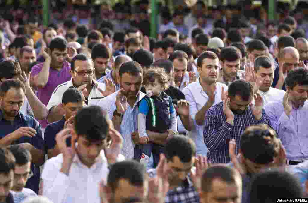 Bakının İlahiyyət məcsidində Ramazan ayının bitməsi ilə əlaqədar bayram namazı qılınıb, 9 avqust