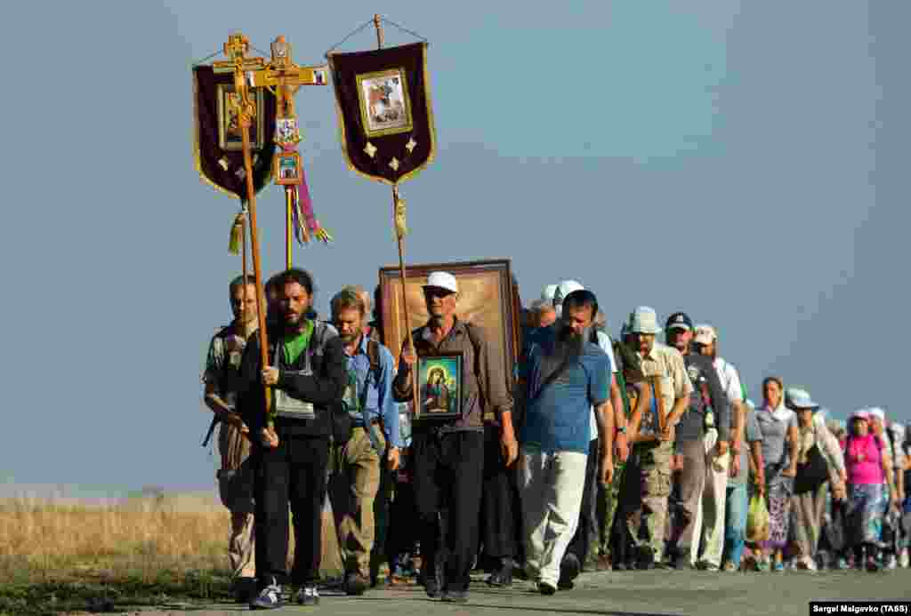 Православні віруючі беруть участь у релігійній ході &laquo;Царський Путь&raquo; на горі Ай-Петрі в Кримських горах. Тимчасово окупований Крим, 14 вересня 2017 року