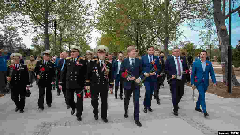 Чиновники, будівельники і ветерани йдуть покладати квіти до гранітної зірки на головній алеї парку